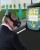Mann mit Virtual Reality Brille vor dem virtuellen NRW Car 2.0, gestaltet von Mehnert Corporate Design in Kooperation mit der Folkwang Universität der Künste.