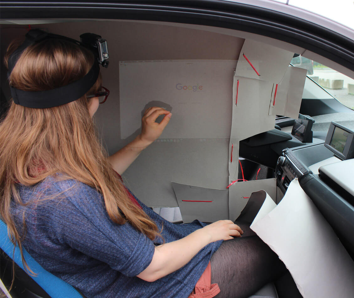 Dieses Bild zeigt ein Mock-Up für ein Smart Textile, welches als Touchscreen während der Fahrt genutzt werden kann.