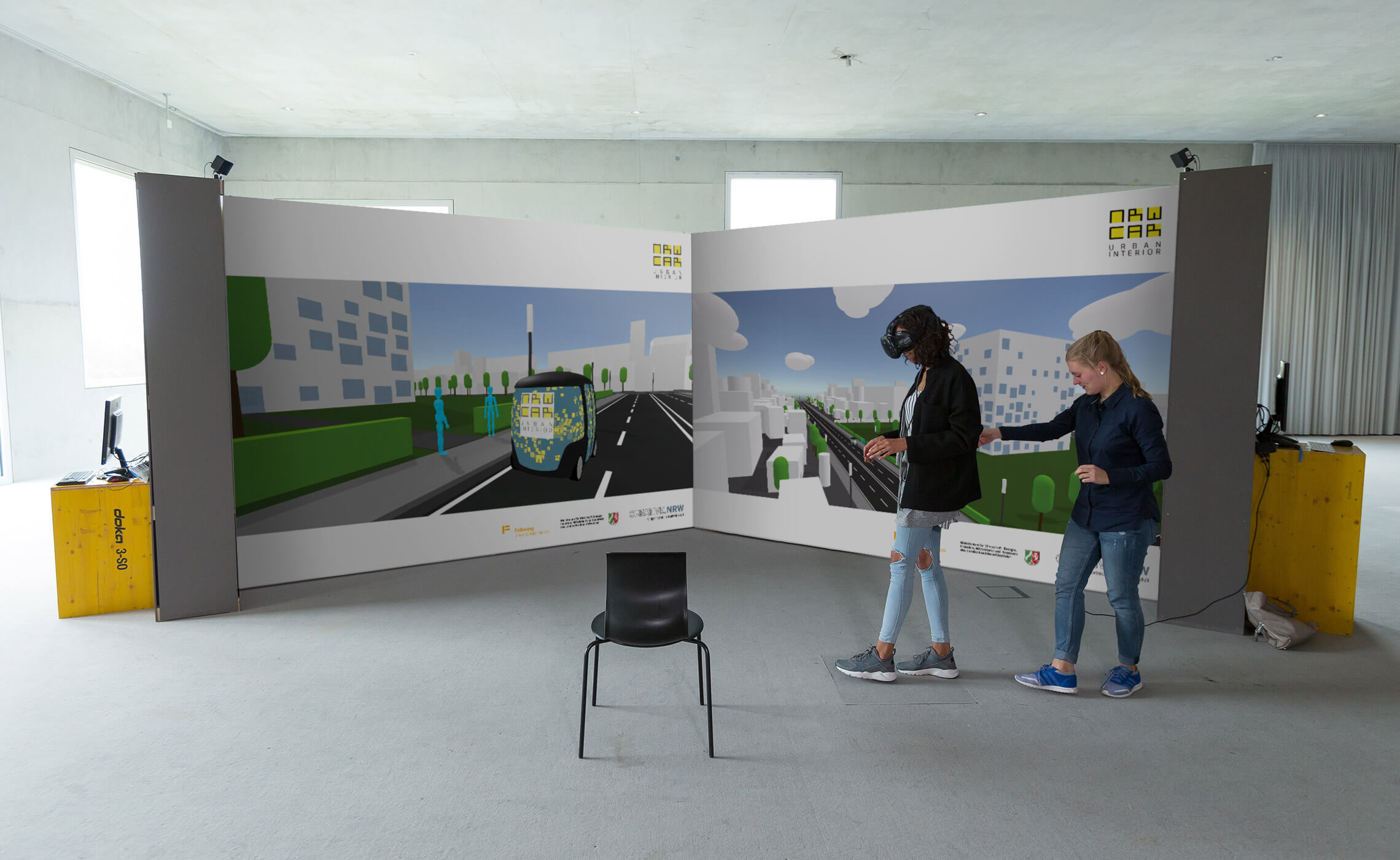 Dieses Bild zeigt eine Besucherin der Abschlusspräsentation, die eine Fahrt im NRW Car 2.0 in Virtual Reality durchführt.