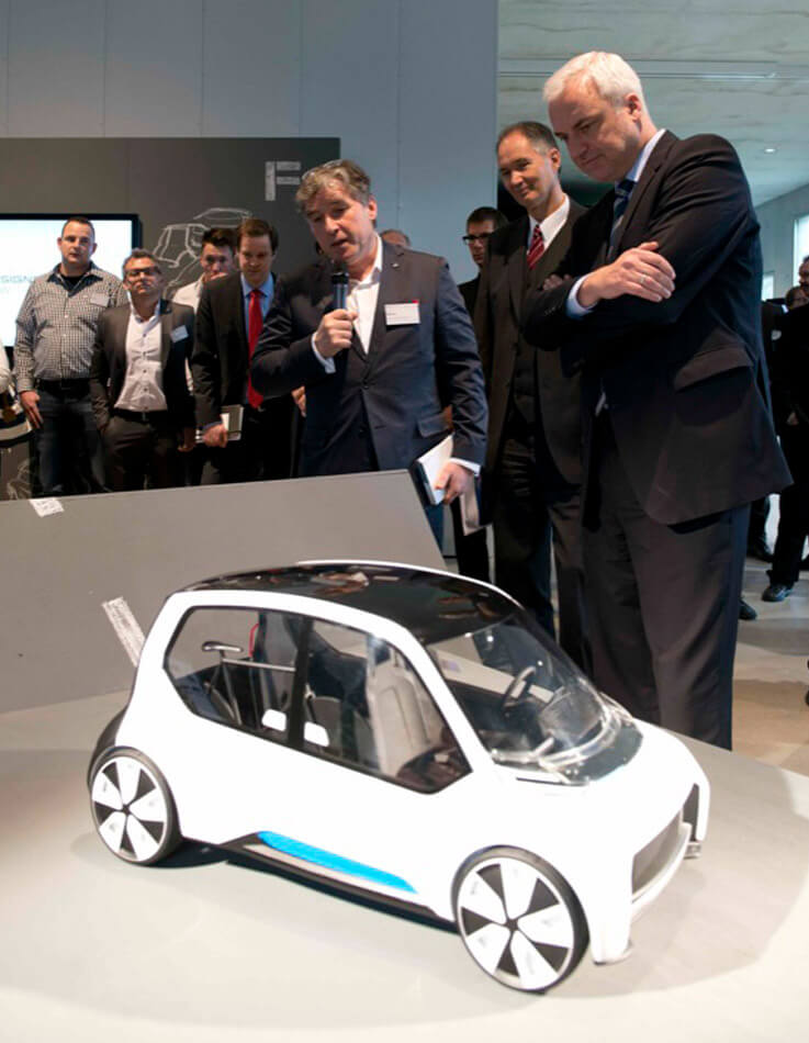 Dieses Bild zeigt das Modell des NRW Car’s 2030 bei der Ausstellung Car Clinic im Sanaa-Gebäude.