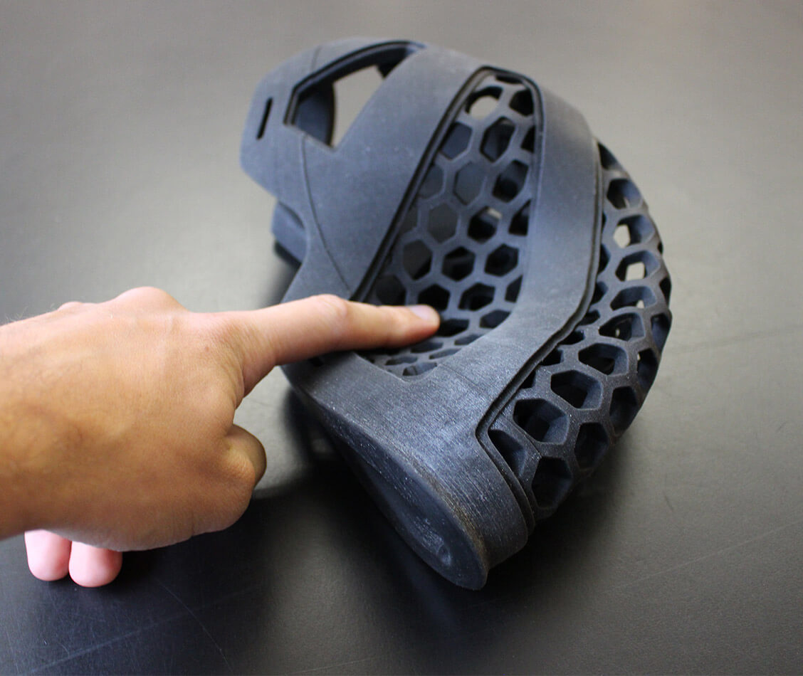 Dieses Bild zeigt einen Prototypen des Helmes HelMut und verdeutlicht die Flexibilität des Materials.