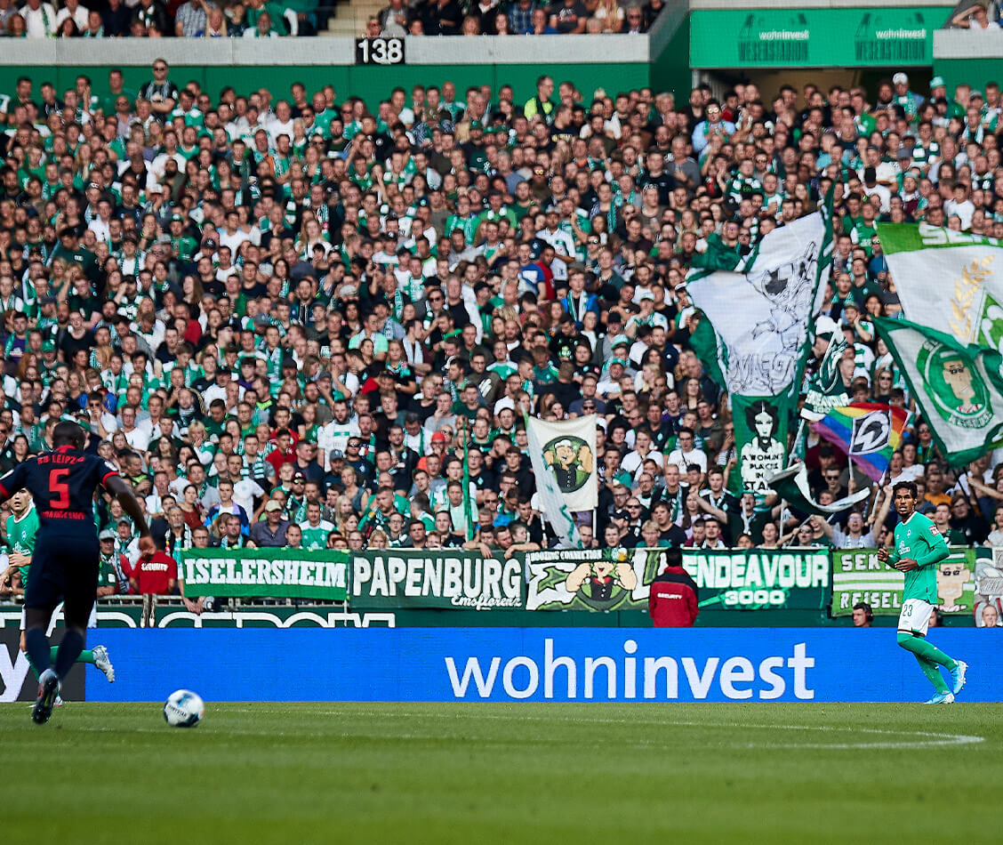 This picture shows the wohninvest logo on a LED-band in the wohninvest WESERSTADION.