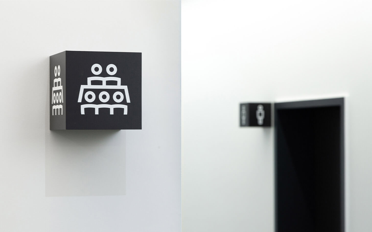 This picture shows a pictogram cube of the meeting rooms.