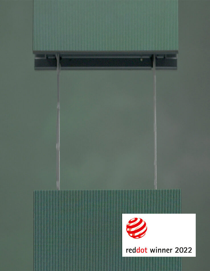 Detailaufnahme der LED-Einheit der digitalen Kunstinstallation Wilo Connected mit dem Red Dot Award 2022 Logo.