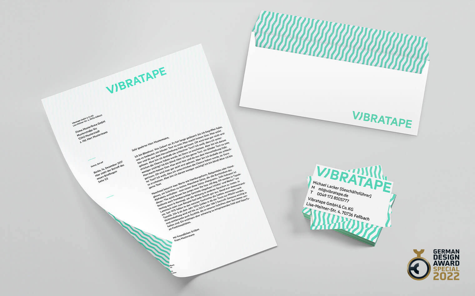 Auf diesem Bild sind die Geschäftsausstattung von Vibratape und das Logo German Design Award 2022 Special zu sehen.