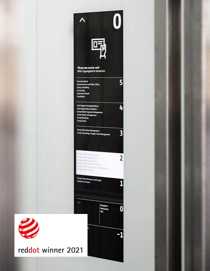 Auf diesem Bild ist das Fahrstuhl-Display der Wilo Signaletik mit dem Red Dot Winner 2021 Label zu sehen.