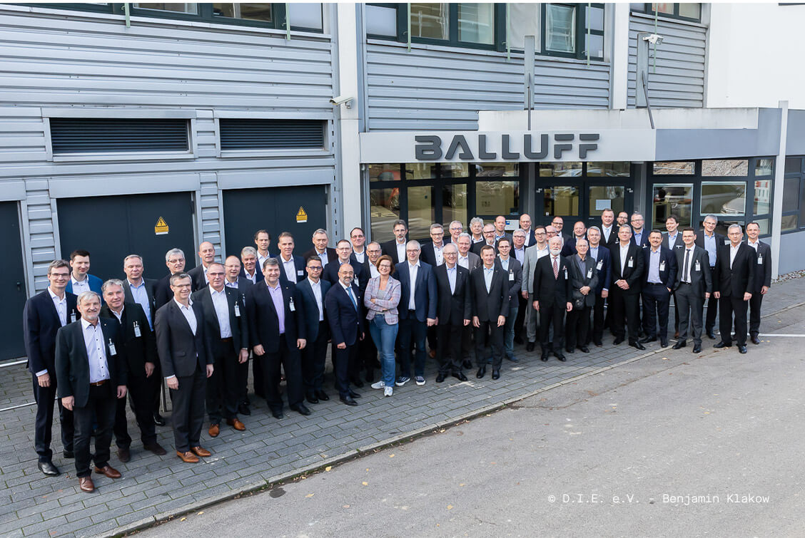 Dieses Bild zeigt alle Teilnehmer des CTO-Herbstforums 2019 vor der Firma Balluf GmbH.