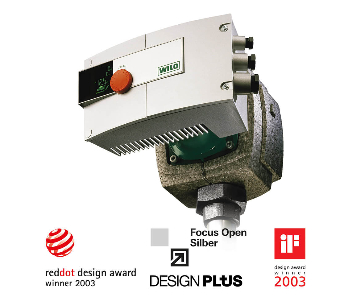 Auf diesem Bild ist die Wilo Stratos mit den Auszeichnungen Red-Dot-Award, Focus Open, Design Plus und IF-Award zu sehen.