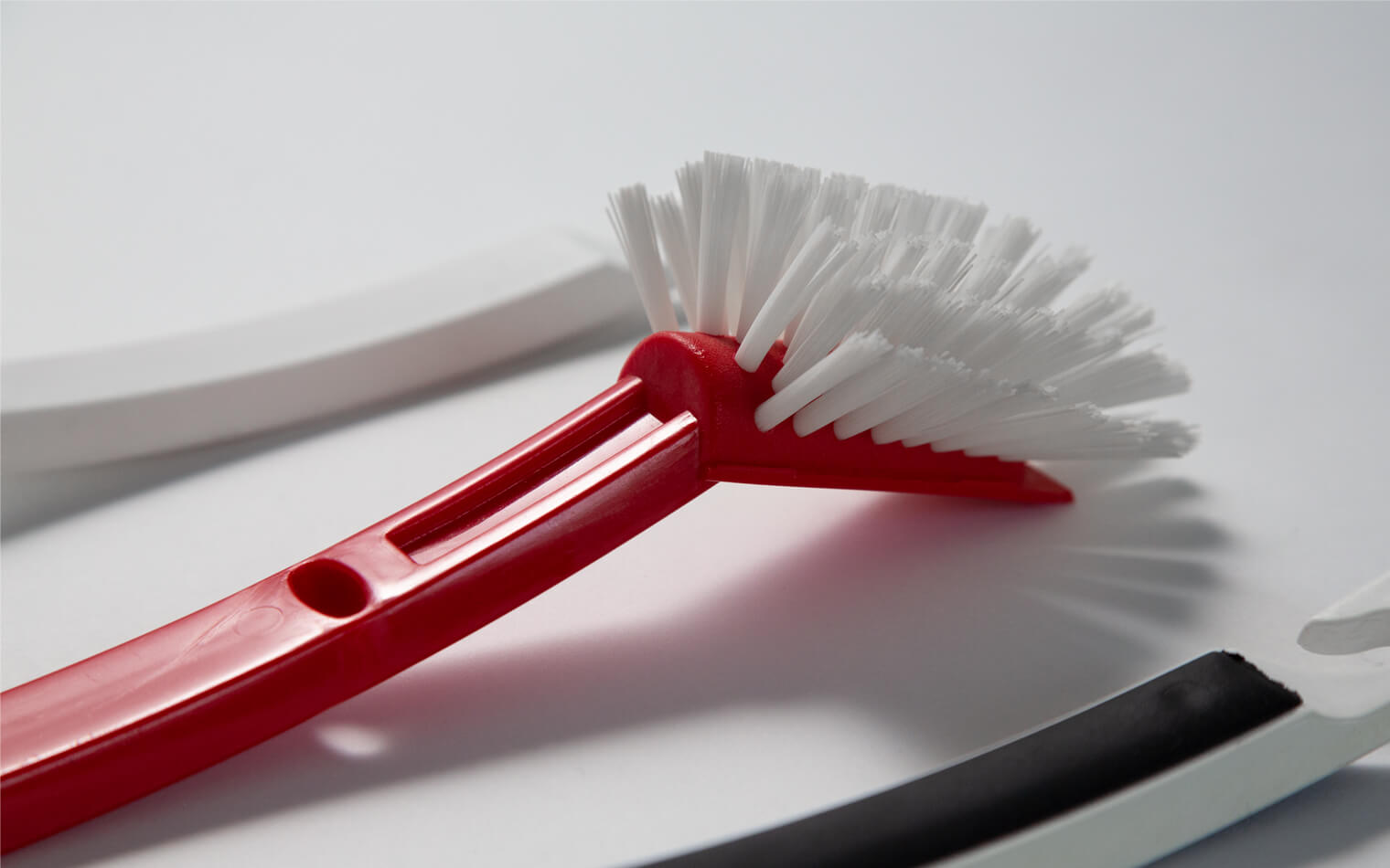 On this picture you can see the dishwashing brush head and handle in a detailed view.