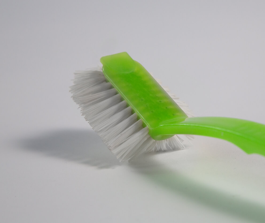 This picture shows the dishwashing brush head with its integrated scraper.