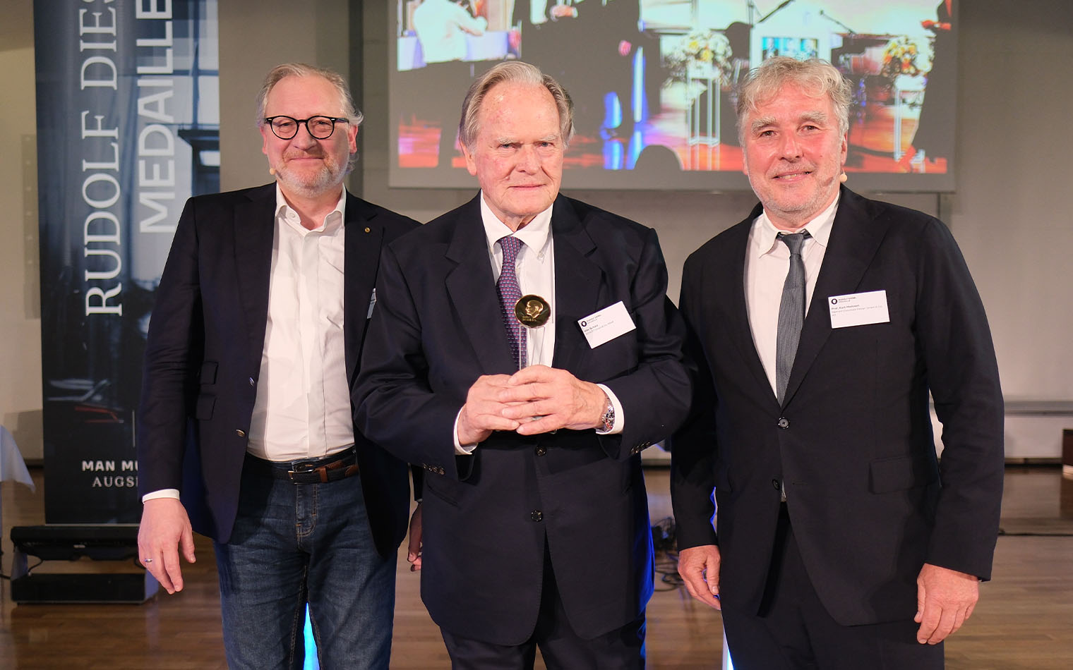 Dr. Alexander Wurzer, Udo Schütz and Prof. Kurt Mehnert in a photo with the Diesel Medal 2024 award.